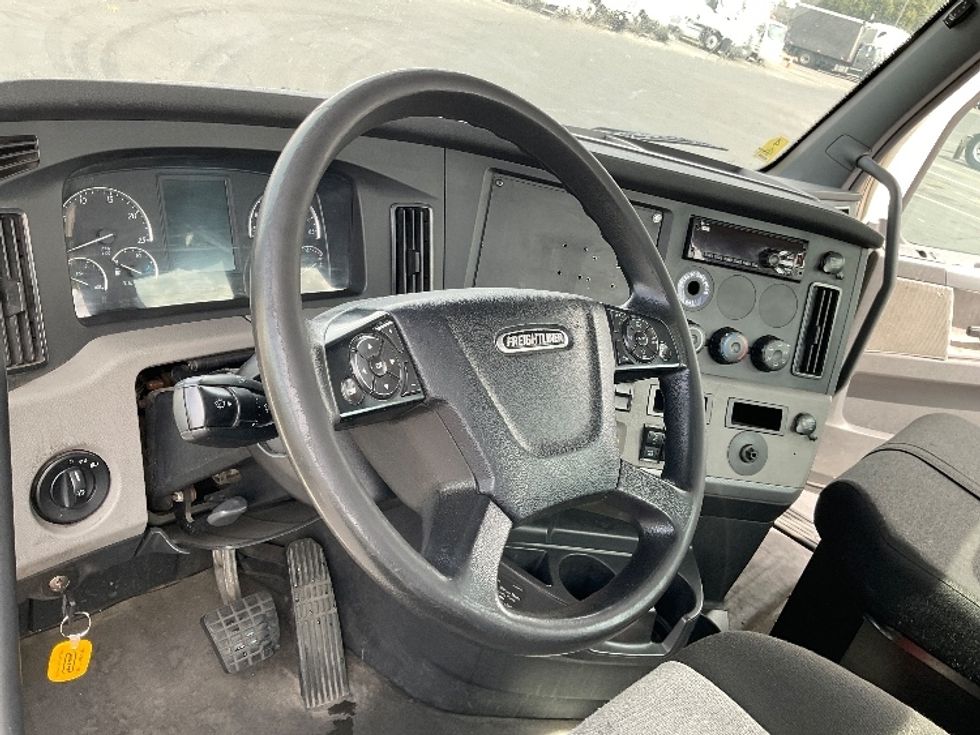Day Cab Tractor-Heavy Duty Tractors-Freightliner-2018-T12664ST-Sacramento-CA-437,510\n\t\tmiles-$ 42,250 - Image 11