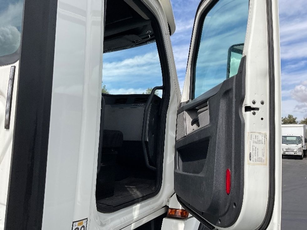 Day Cab Tractor-Heavy Duty Tractors-Freightliner-2018-T12664ST-Sacramento-CA-437,510\n\t\tmiles-$ 42,250 - Image 12