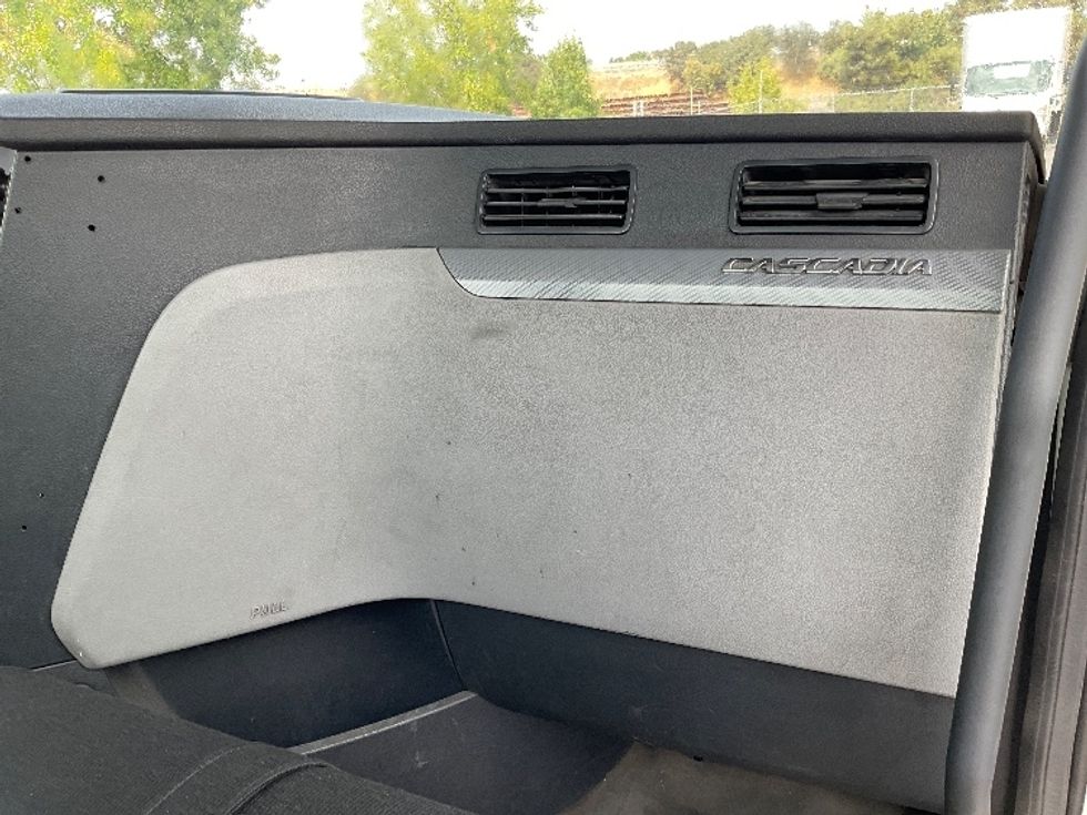 Day Cab Tractor-Heavy Duty Tractors-Freightliner-2018-T12664ST-Sacramento-CA-437,510\n\t\tmiles-$ 42,250 - Image 13