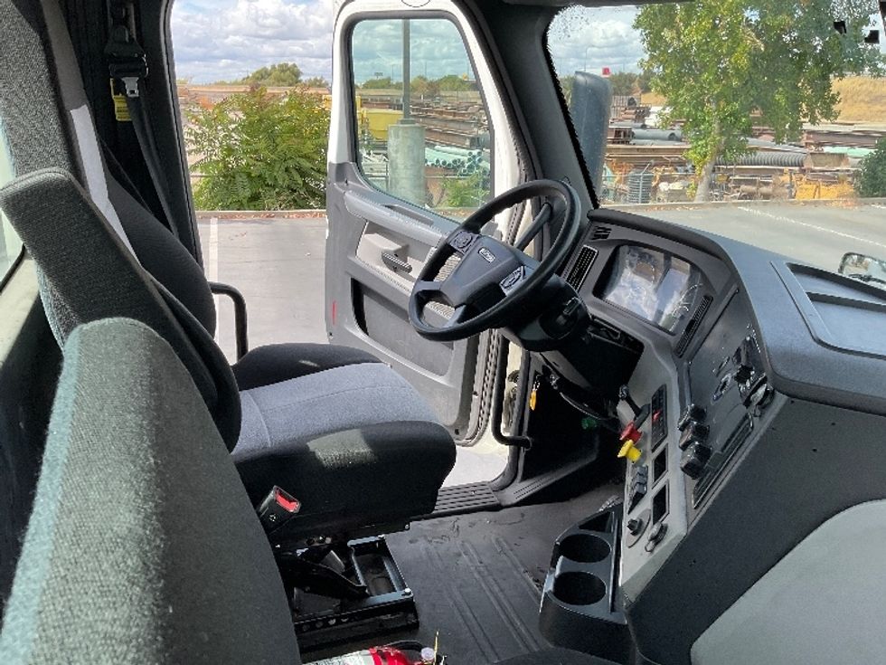 Day Cab Tractor-Heavy Duty Tractors-Freightliner-2018-T12664ST-Sacramento-CA-437,510\n\t\tmiles-$ 42,250 - Image 14