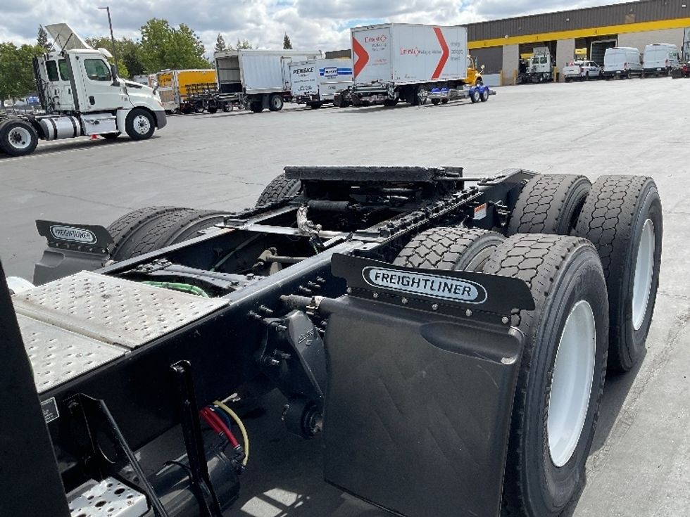 Day Cab Tractor-Heavy Duty Tractors-Freightliner-2018-T12664ST-Sacramento-CA-437,510\n\t\tmiles-$ 42,250 - Image 17