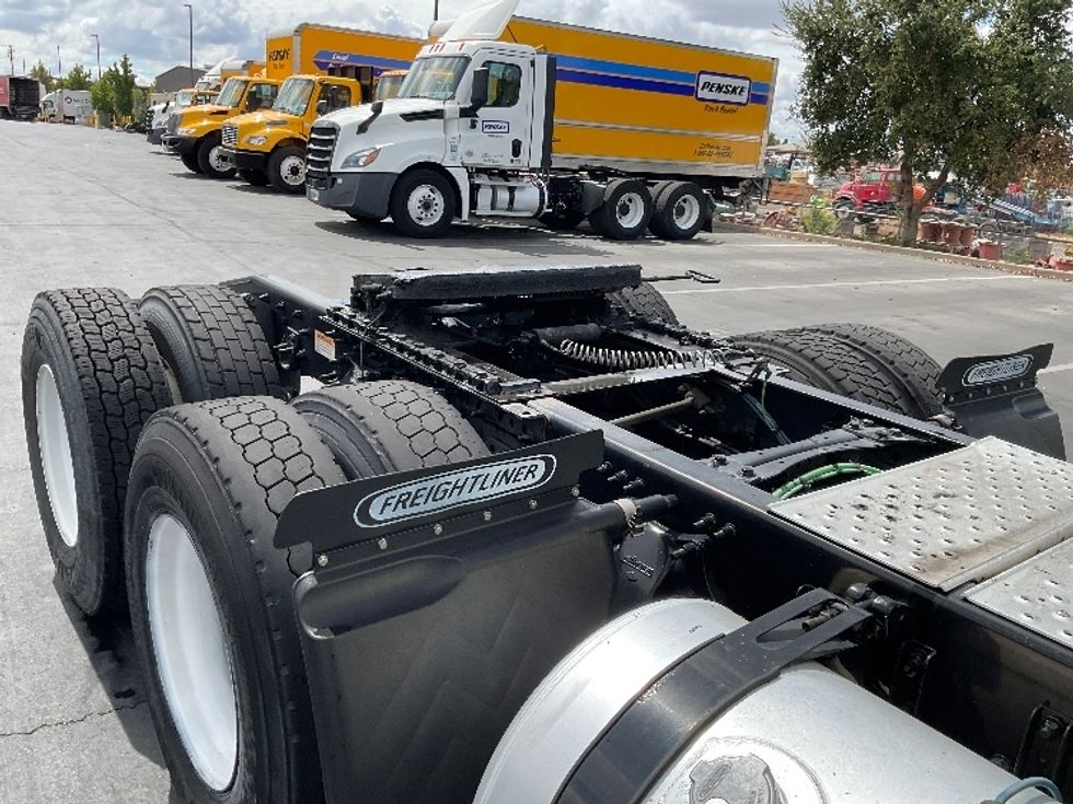 Day Cab Tractor-Heavy Duty Tractors-Freightliner-2018-T12664ST-Sacramento-CA-437,510\n\t\tmiles-$ 42,250 - Image 18