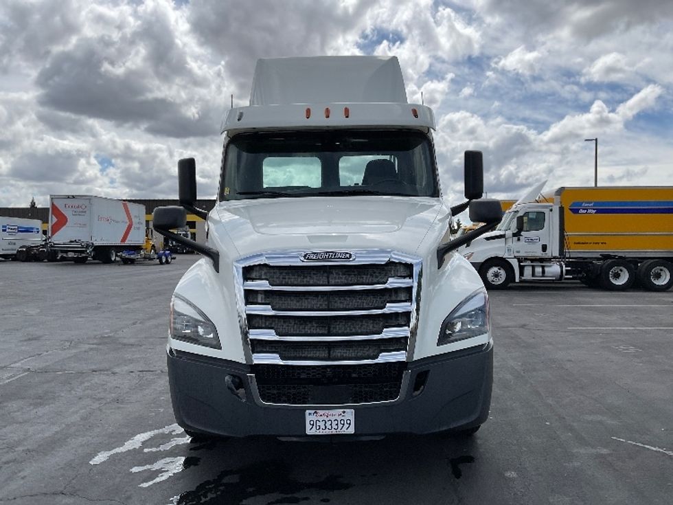 Day Cab Tractor-Heavy Duty Tractors-Freightliner-2018-T12664ST-Sacramento-CA-437,510\n\t\tmiles-$ 42,250 - Image 2