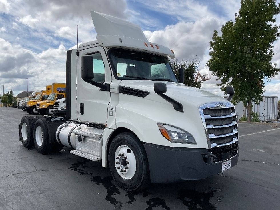 Day Cab Tractor-Heavy Duty Tractors-Freightliner-2018-T12664ST-Sacramento-CA-437,510\n\t\tmiles-$ 42,250 - Image 3