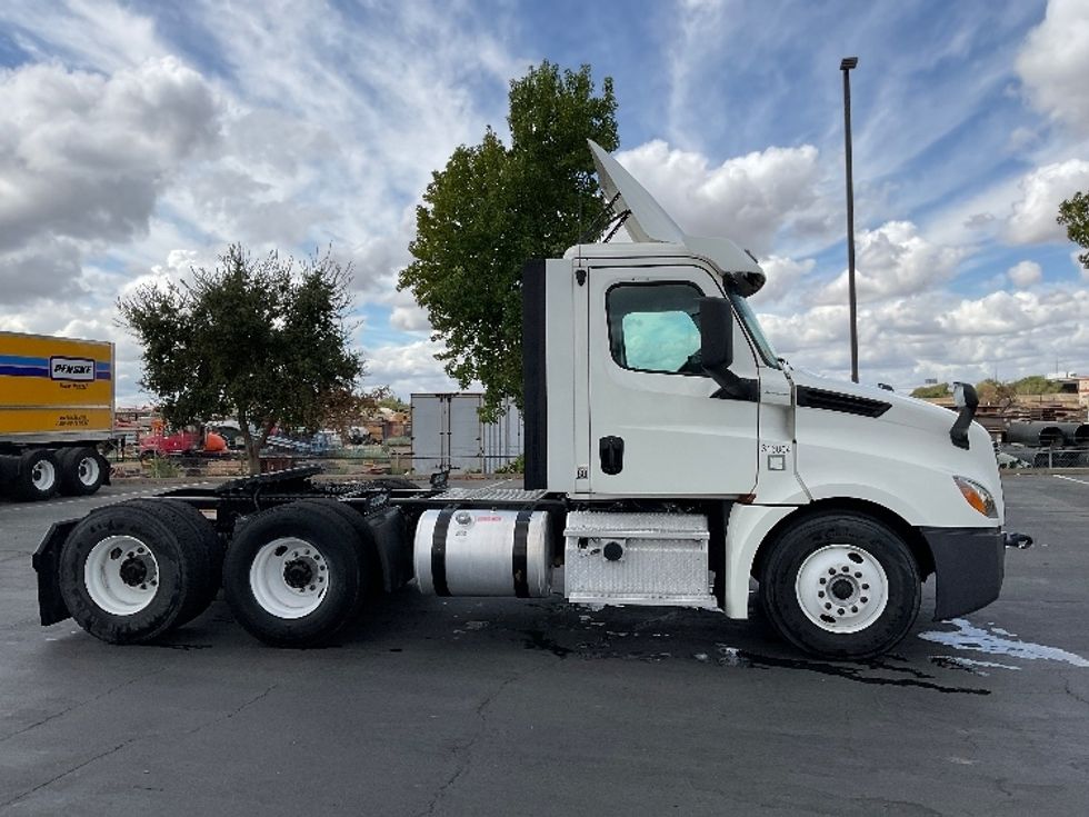 Day Cab Tractor-Heavy Duty Tractors-Freightliner-2018-T12664ST-Sacramento-CA-437,510\n\t\tmiles-$ 42,250 - Image 4