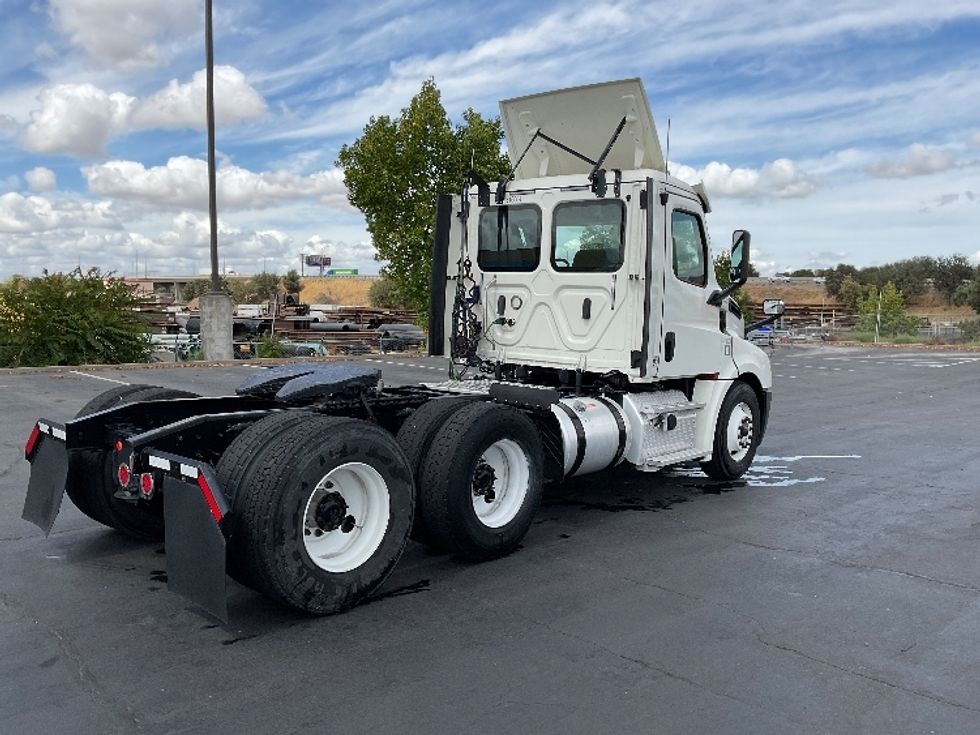 Day Cab Tractor-Heavy Duty Tractors-Freightliner-2018-T12664ST-Sacramento-CA-437,510\n\t\tmiles-$ 42,250 - Image 5