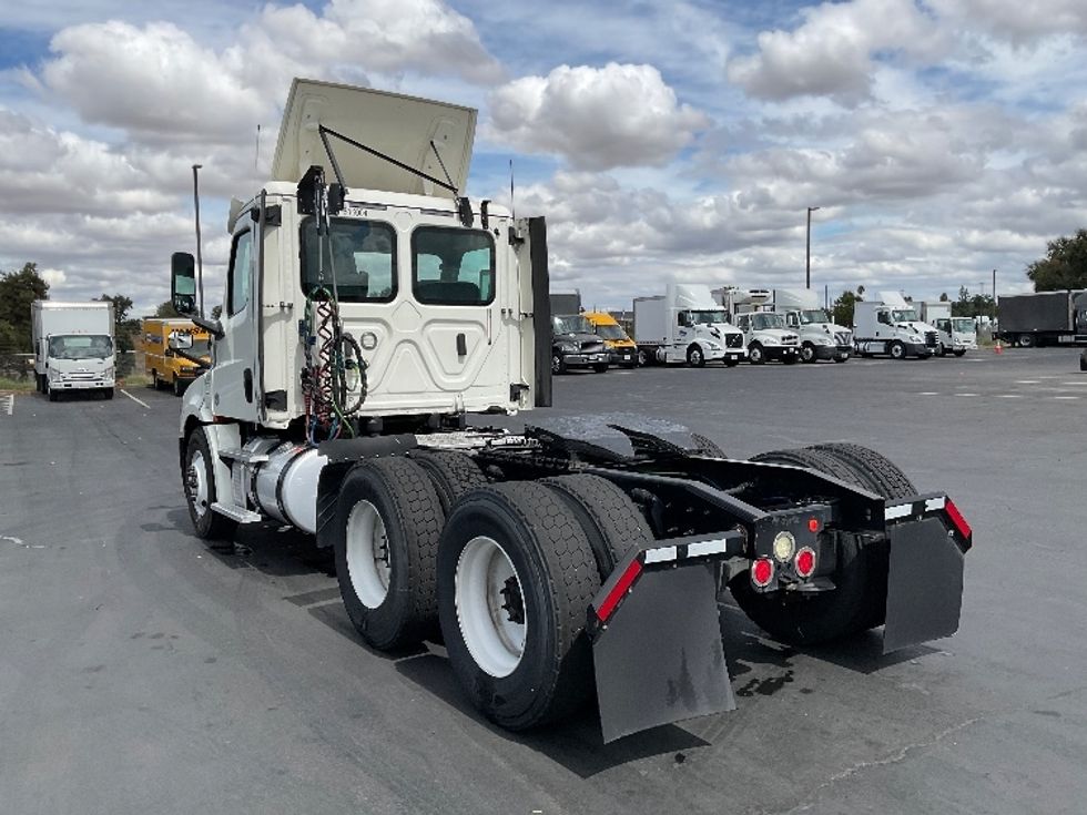 Day Cab Tractor-Heavy Duty Tractors-Freightliner-2018-T12664ST-Sacramento-CA-437,510\n\t\tmiles-$ 42,250 - Image 7