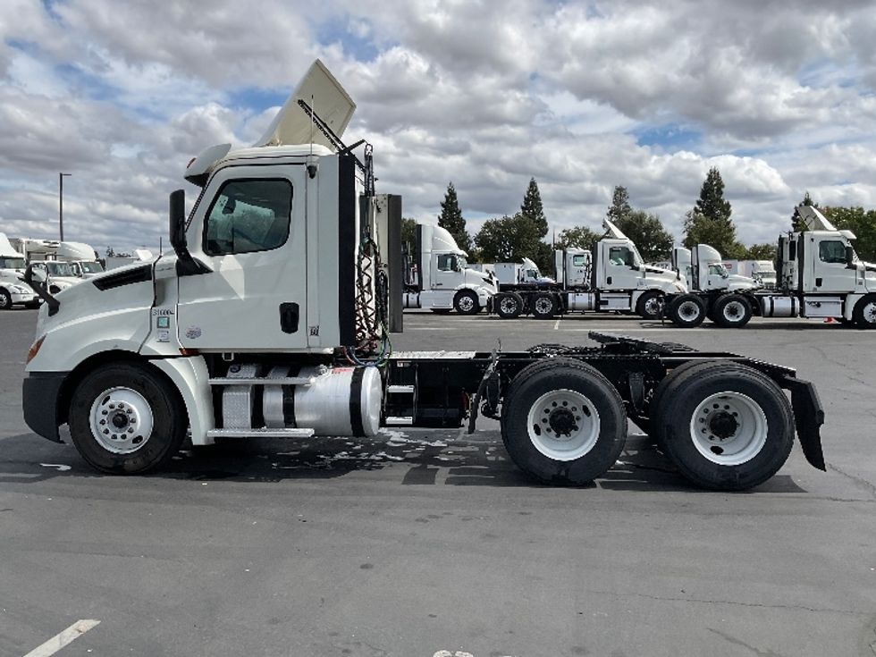 Day Cab Tractor-Heavy Duty Tractors-Freightliner-2018-T12664ST-Sacramento-CA-437,510\n\t\tmiles-$ 42,250 - Image 8