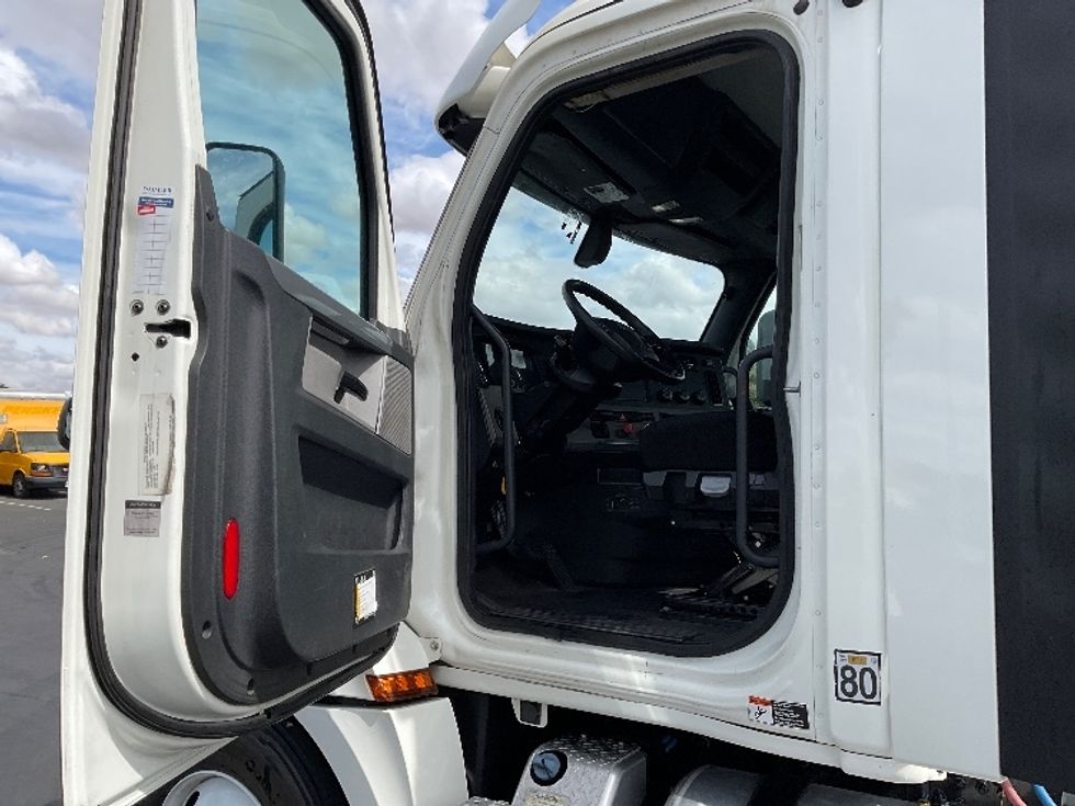 Day Cab Tractor-Heavy Duty Tractors-Freightliner-2018-T12664ST-Sacramento-CA-437,510\n\t\tmiles-$ 42,250 - Image 9