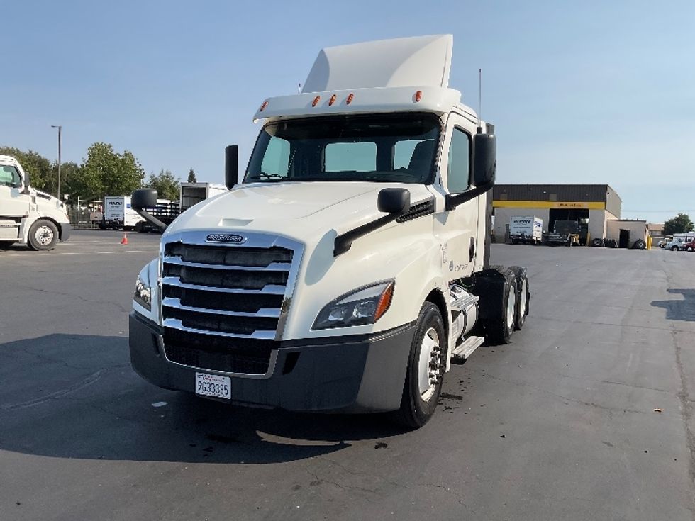 Day Cab Tractor-Heavy Duty Tractors-Freightliner-2018-T12664ST-Sacramento-CA-521,064\n\t\tmiles-$ 38,000 - Image 1
