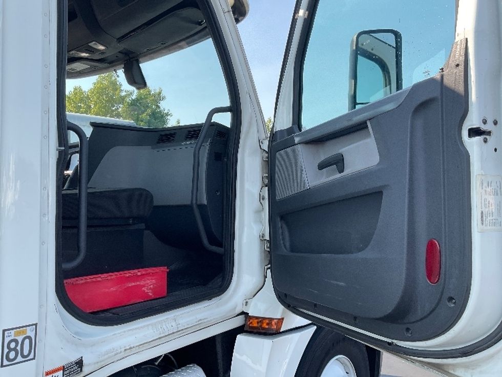 Day Cab Tractor-Heavy Duty Tractors-Freightliner-2018-T12664ST-Sacramento-CA-521,064\n\t\tmiles-$ 38,000 - Image 10