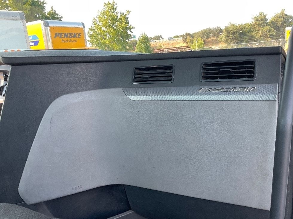 Day Cab Tractor-Heavy Duty Tractors-Freightliner-2018-T12664ST-Sacramento-CA-521,064\n\t\tmiles-$ 38,000 - Image 11
