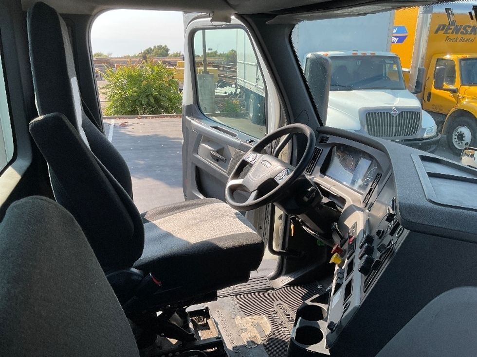 Day Cab Tractor-Heavy Duty Tractors-Freightliner-2018-T12664ST-Sacramento-CA-521,064\n\t\tmiles-$ 38,000 - Image 12