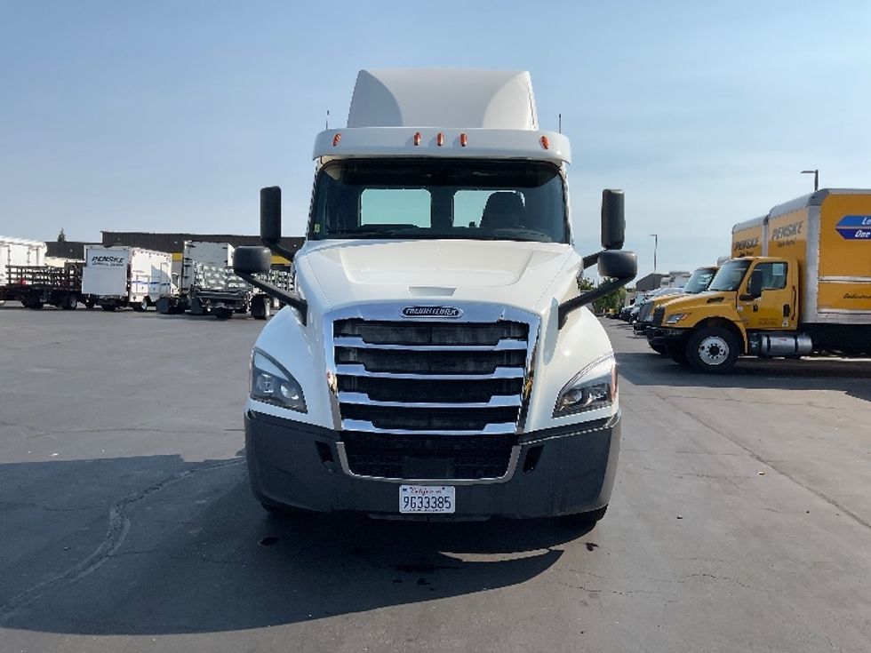 Day Cab Tractor-Heavy Duty Tractors-Freightliner-2018-T12664ST-Sacramento-CA-521,064\n\t\tmiles-$ 38,000 - Image 2