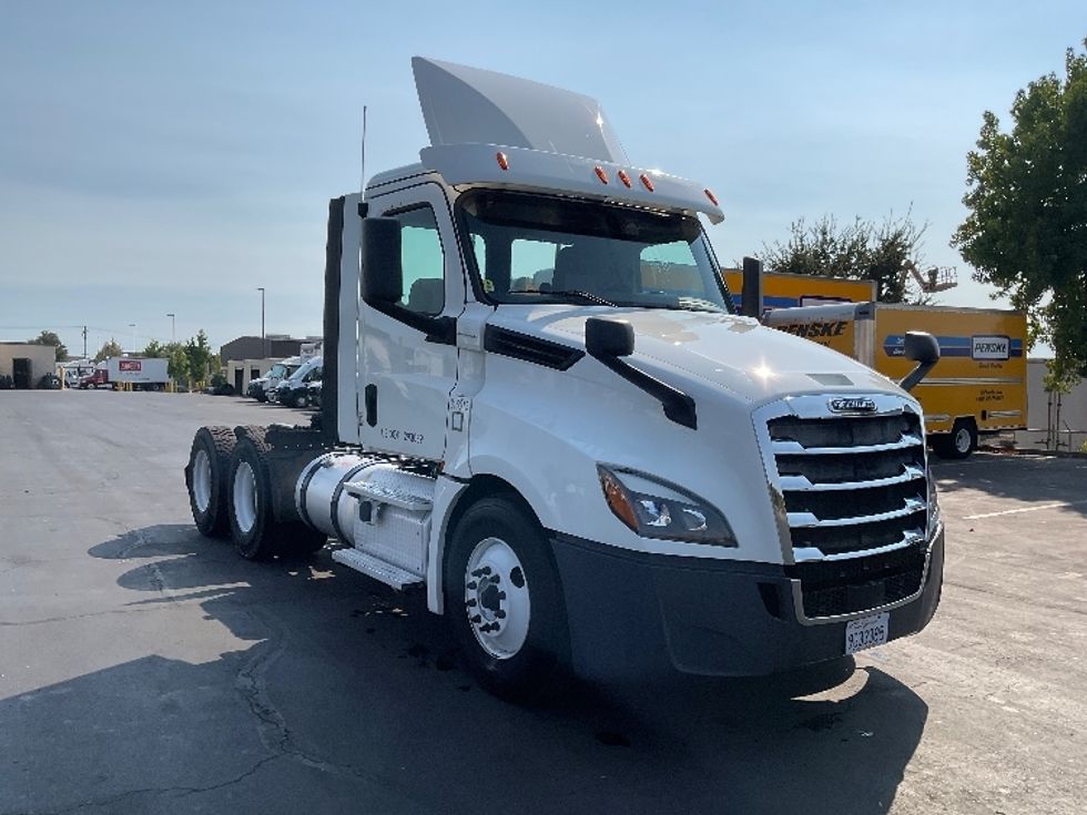Day Cab Tractor-Heavy Duty Tractors-Freightliner-2018-T12664ST-Sacramento-CA-521,064\n\t\tmiles-$ 38,000 - Image 3