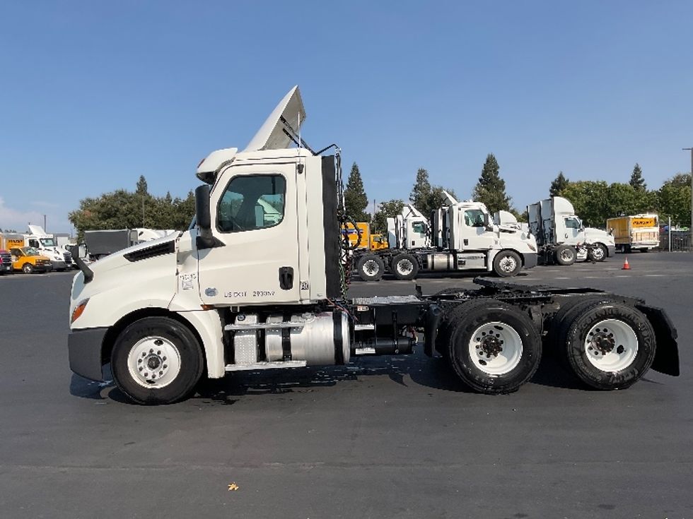 Day Cab Tractor-Heavy Duty Tractors-Freightliner-2018-T12664ST-Sacramento-CA-521,064\n\t\tmiles-$ 38,000 - Image 4