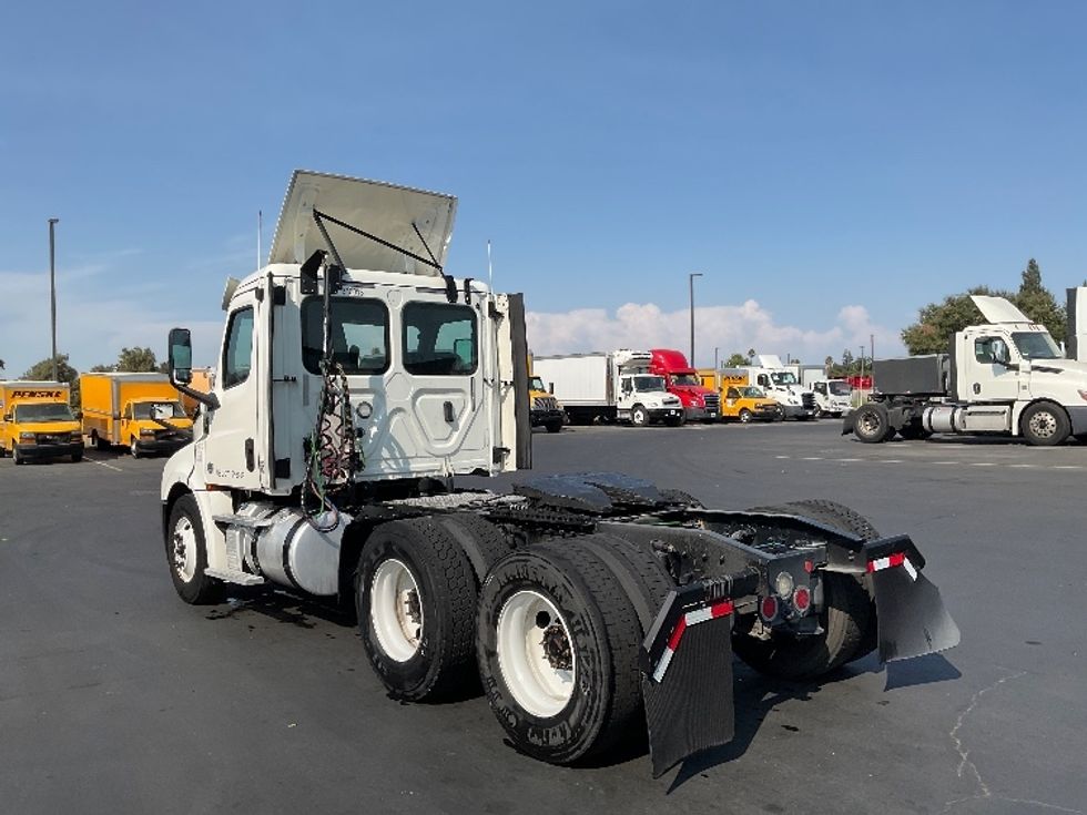 Day Cab Tractor-Heavy Duty Tractors-Freightliner-2018-T12664ST-Sacramento-CA-521,064\n\t\tmiles-$ 38,000 - Image 5