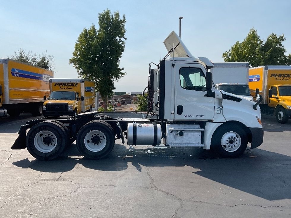 Day Cab Tractor-Heavy Duty Tractors-Freightliner-2018-T12664ST-Sacramento-CA-521,064\n\t\tmiles-$ 38,000 - Image 6