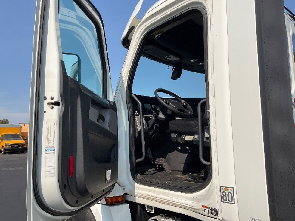 Day Cab Tractor-Heavy Duty Tractors-Freightliner-2018-T12664ST-Sacramento-CA-521,064\n\t\tmiles-$ 38,000 - Image 7