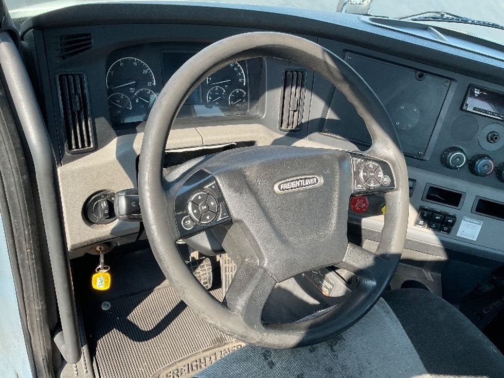 Day Cab Tractor-Heavy Duty Tractors-Freightliner-2018-T12664ST-Sacramento-CA-521,064\n\t\tmiles-$ 38,000 - Image 8