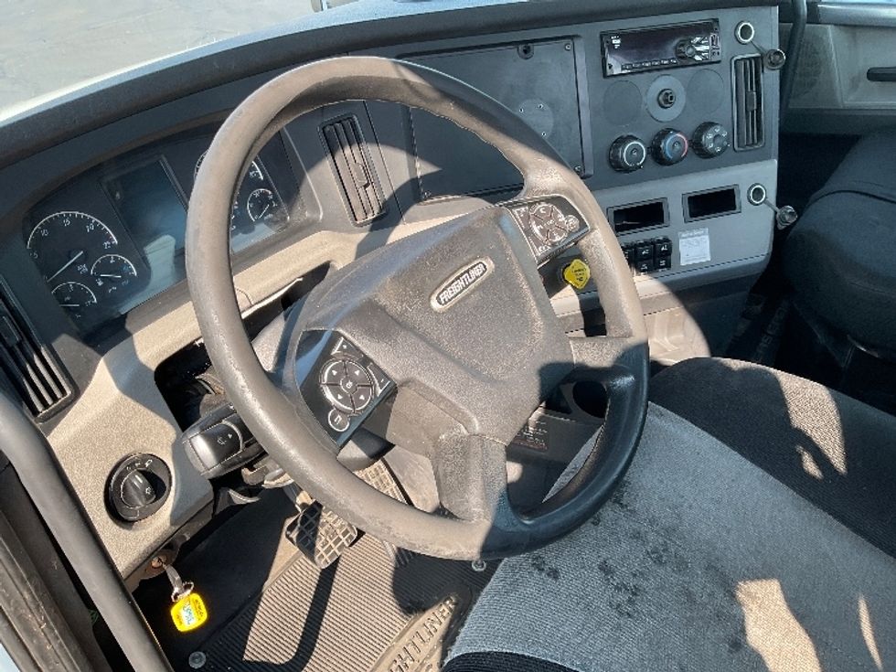 Day Cab Tractor-Heavy Duty Tractors-Freightliner-2018-T12664ST-Sacramento-CA-521,064\n\t\tmiles-$ 38,000 - Image 9