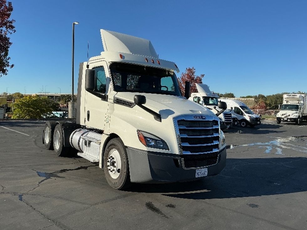 Day Cab Tractor-Heavy Duty Tractors-Freightliner-2018-T12664ST-Sacramento-CA-556,256\n\t\tmiles-$ 34,250 - Image 1