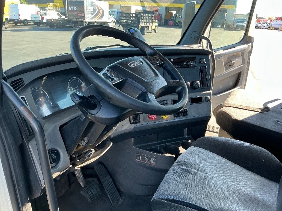 Day Cab Tractor-Heavy Duty Tractors-Freightliner-2018-T12664ST-Sacramento-CA-556,256\n\t\tmiles-$ 34,250 - Image 10