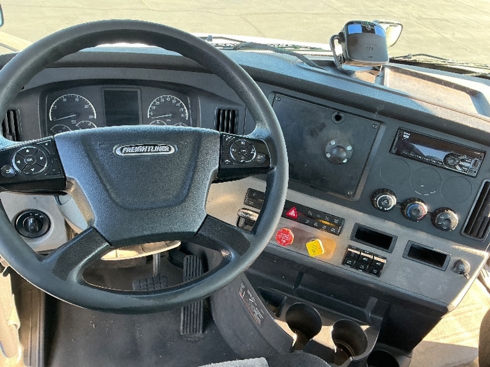Day Cab Tractor-Heavy Duty Tractors-Freightliner-2018-T12664ST-Sacramento-CA-556,256\n\t\tmiles-$ 34,250 - Image 11