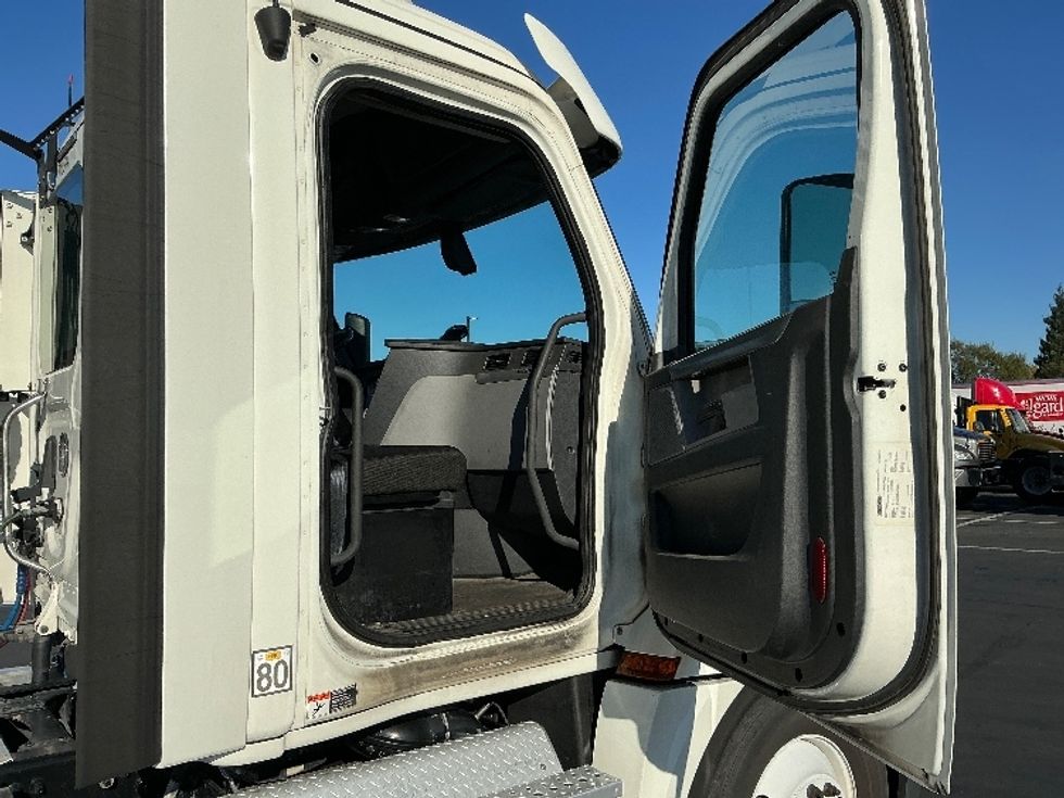 Day Cab Tractor-Heavy Duty Tractors-Freightliner-2018-T12664ST-Sacramento-CA-556,256\n\t\tmiles-$ 34,250 - Image 12
