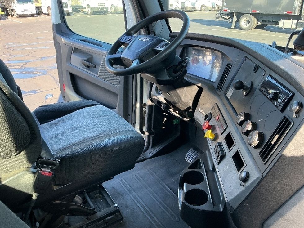 Day Cab Tractor-Heavy Duty Tractors-Freightliner-2018-T12664ST-Sacramento-CA-556,256\n\t\tmiles-$ 34,250 - Image 14
