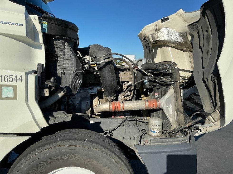 Day Cab Tractor-Heavy Duty Tractors-Freightliner-2018-T12664ST-Sacramento-CA-556,256\n\t\tmiles-$ 34,250 - Image 15