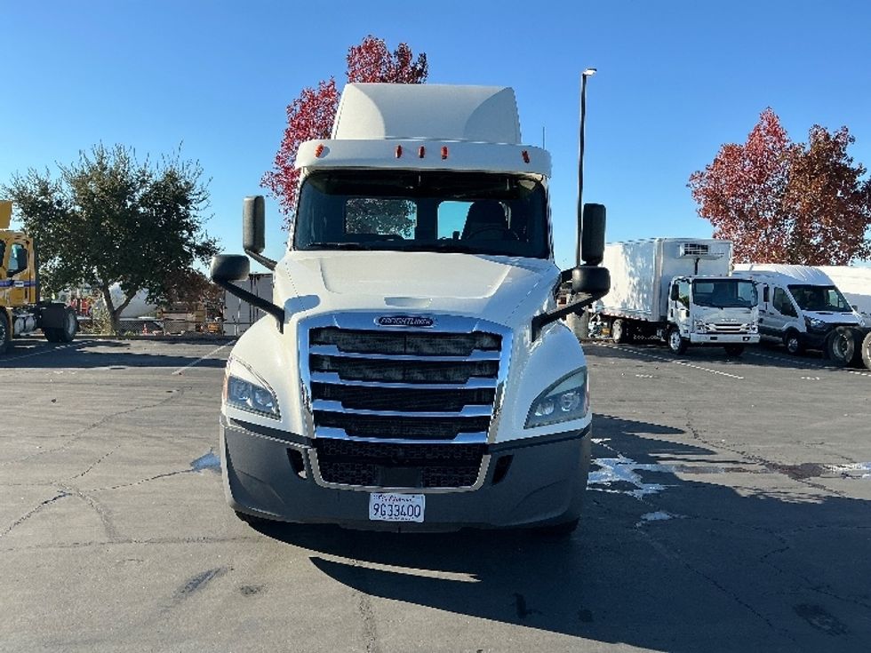 Day Cab Tractor-Heavy Duty Tractors-Freightliner-2018-T12664ST-Sacramento-CA-556,256\n\t\tmiles-$ 34,250 - Image 2