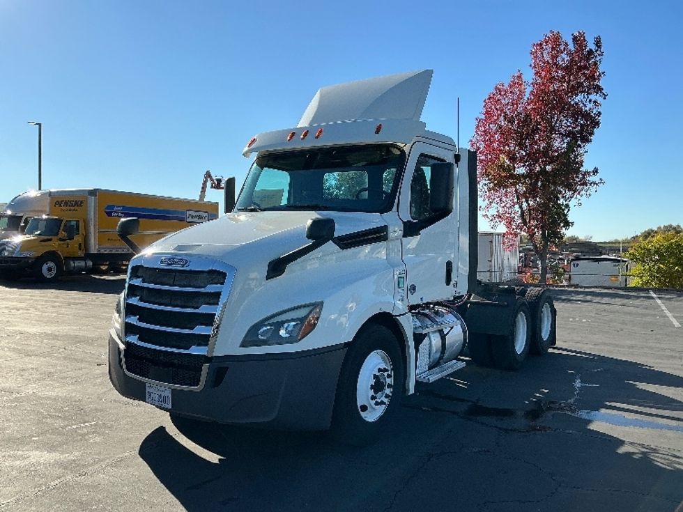 Day Cab Tractor-Heavy Duty Tractors-Freightliner-2018-T12664ST-Sacramento-CA-556,256\n\t\tmiles-$ 34,250 - Image 3