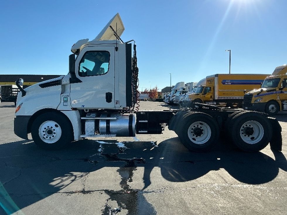 Day Cab Tractor-Heavy Duty Tractors-Freightliner-2018-T12664ST-Sacramento-CA-556,256\n\t\tmiles-$ 34,250 - Image 4