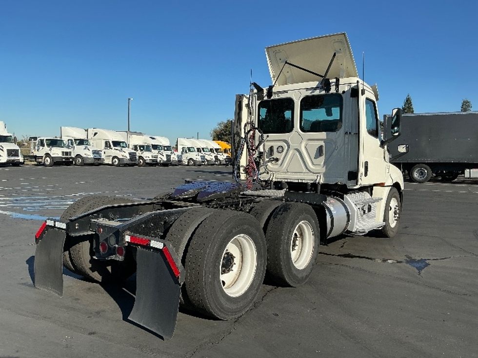 Day Cab Tractor-Heavy Duty Tractors-Freightliner-2018-T12664ST-Sacramento-CA-556,256\n\t\tmiles-$ 34,250 - Image 7