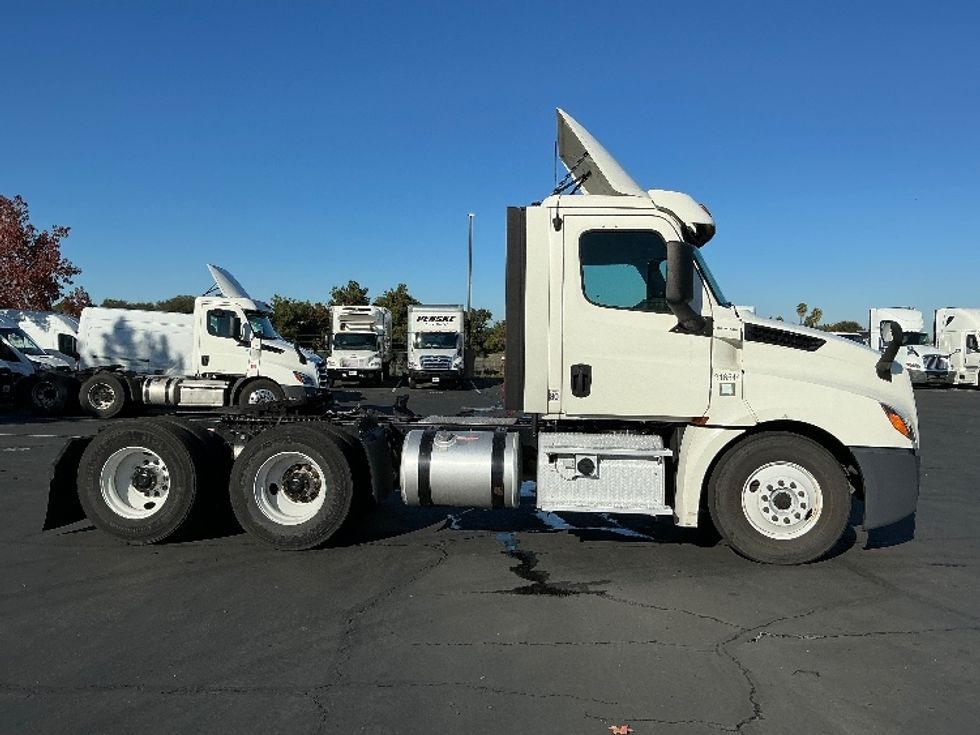 Day Cab Tractor-Heavy Duty Tractors-Freightliner-2018-T12664ST-Sacramento-CA-556,256\n\t\tmiles-$ 34,250 - Image 8