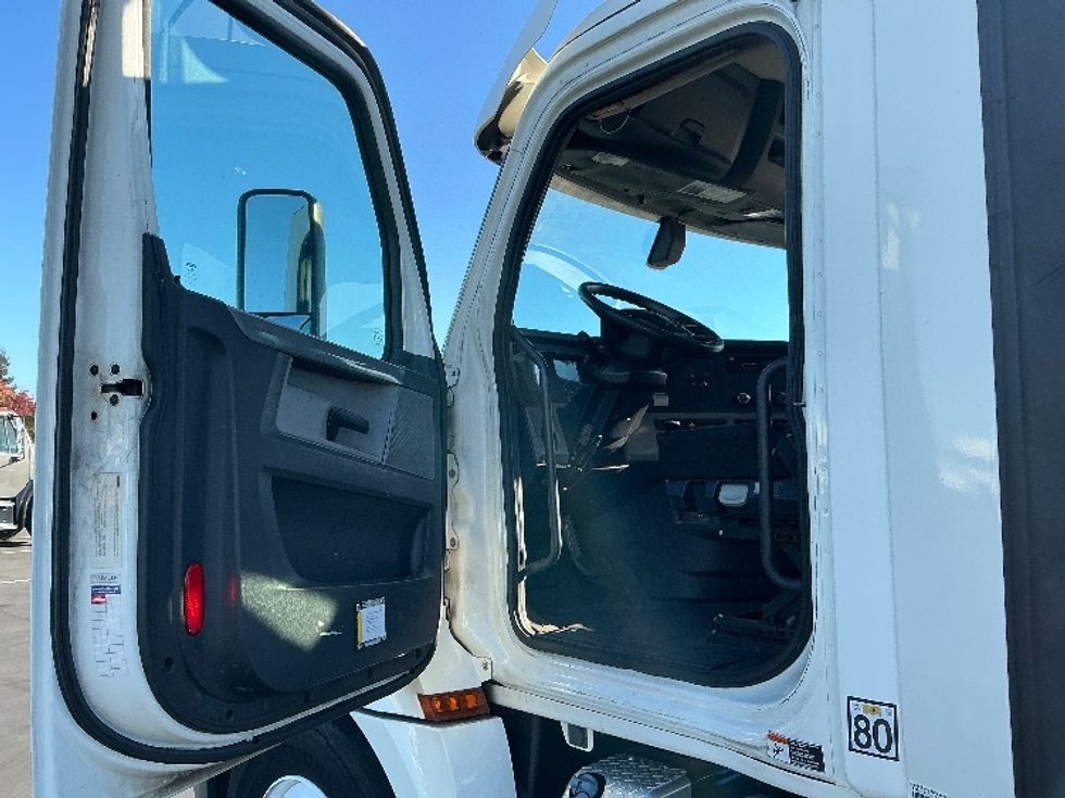 Day Cab Tractor-Heavy Duty Tractors-Freightliner-2018-T12664ST-Sacramento-CA-556,256\n\t\tmiles-$ 34,250 - Image 9