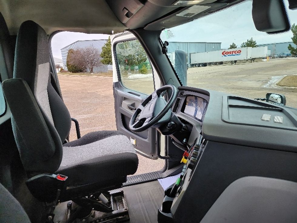 Day Cab Tractor-Heavy Duty Tractors-Freightliner-2018-T12664ST-Saginaw-MI-198,577\n\t\tmiles-$ 50,500 - Image 14