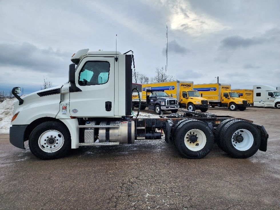 Day Cab Tractor-Heavy Duty Tractors-Freightliner-2018-T12664ST-Saginaw-MI-198,577\n\t\tmiles-$ 50,500 - Image 4