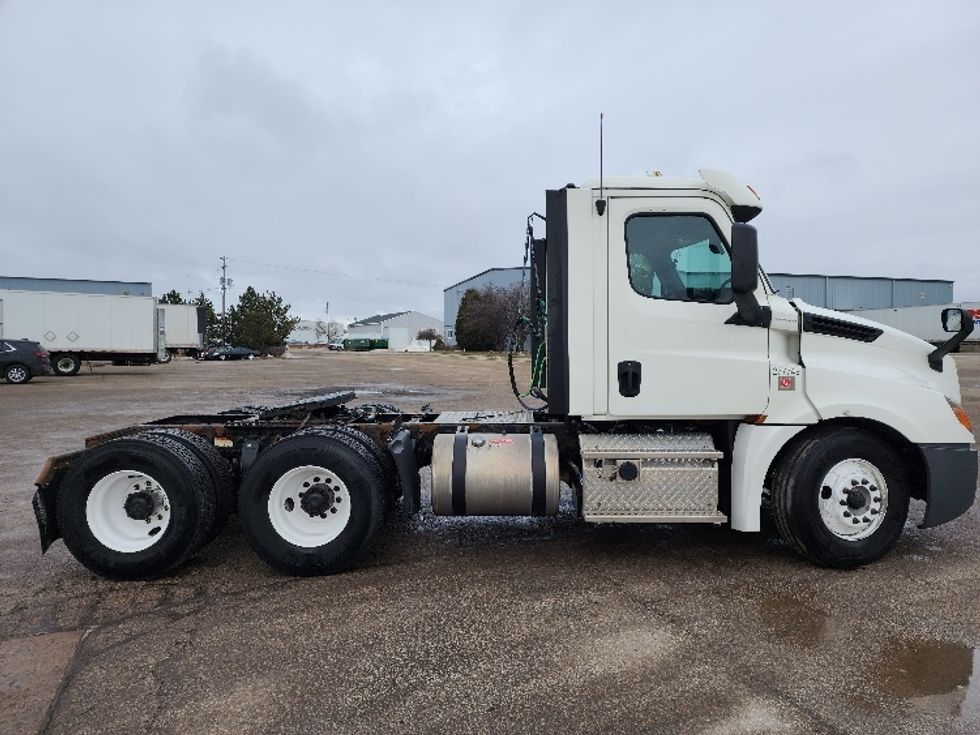 Day Cab Tractor-Heavy Duty Tractors-Freightliner-2018-T12664ST-Saginaw-MI-198,577\n\t\tmiles-$ 50,500 - Image 8