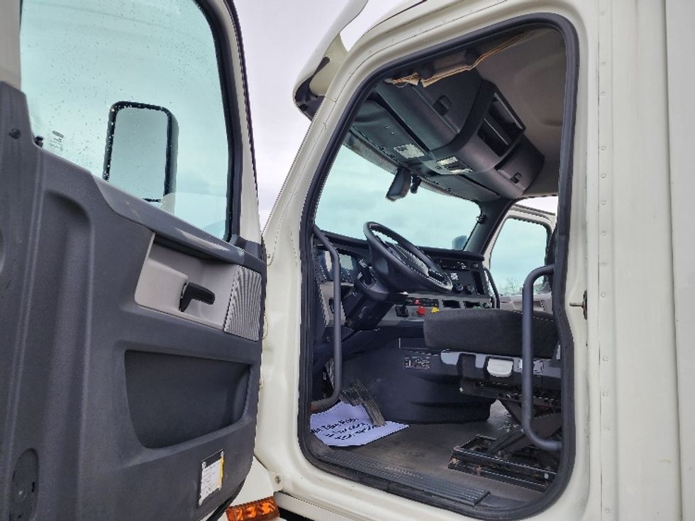 Day Cab Tractor-Heavy Duty Tractors-Freightliner-2018-T12664ST-Saginaw-MI-198,577\n\t\tmiles-$ 50,500 - Image 9