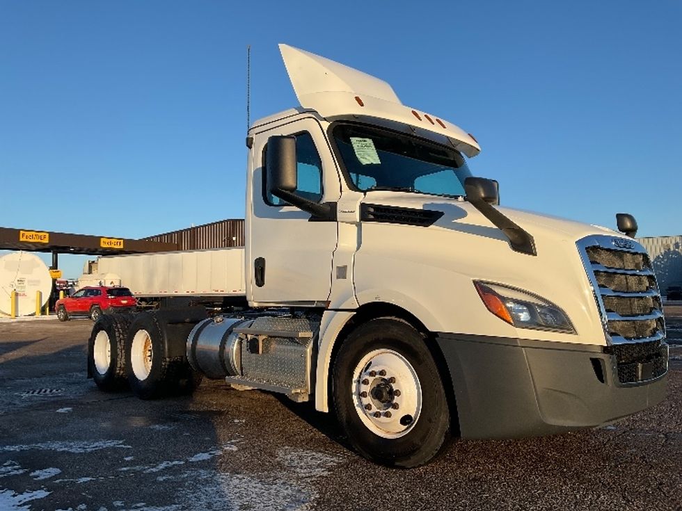 Day Cab Tractor-Heavy Duty Tractors-Freightliner-2018-T12664ST-Saginaw-MI-232,401\n\t\tmiles-$ 54,000 - Image 1