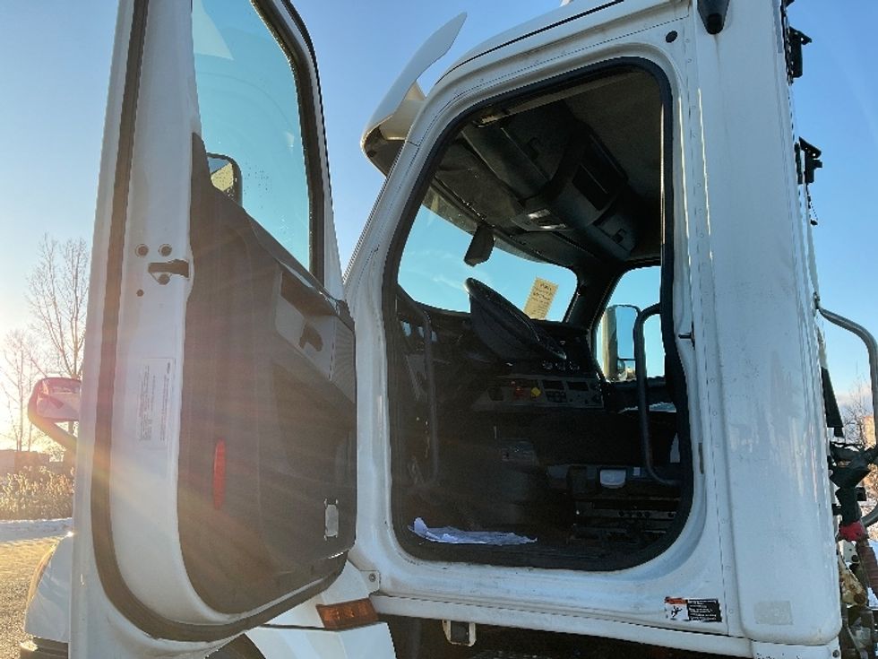 Day Cab Tractor-Heavy Duty Tractors-Freightliner-2018-T12664ST-Saginaw-MI-232,401\n\t\tmiles-$ 54,000 - Image 9