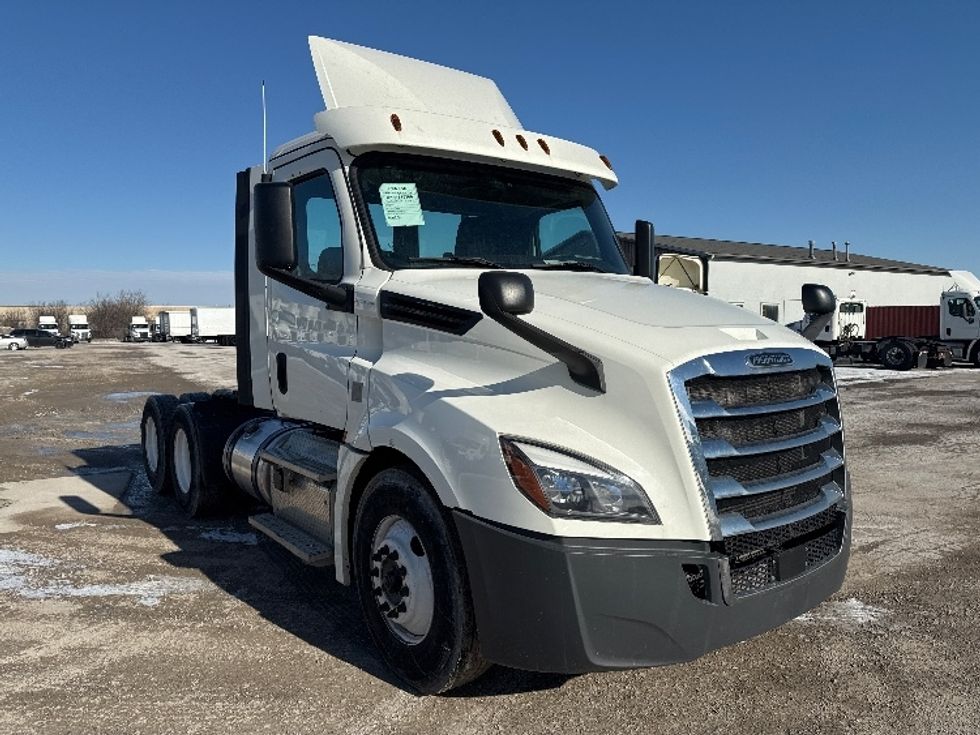 Day Cab Tractor-Heavy Duty Tractors-Freightliner-2018-T12664ST-Saginaw-MI-272,260\n\t\tmiles-$ 52,000 - Image 1