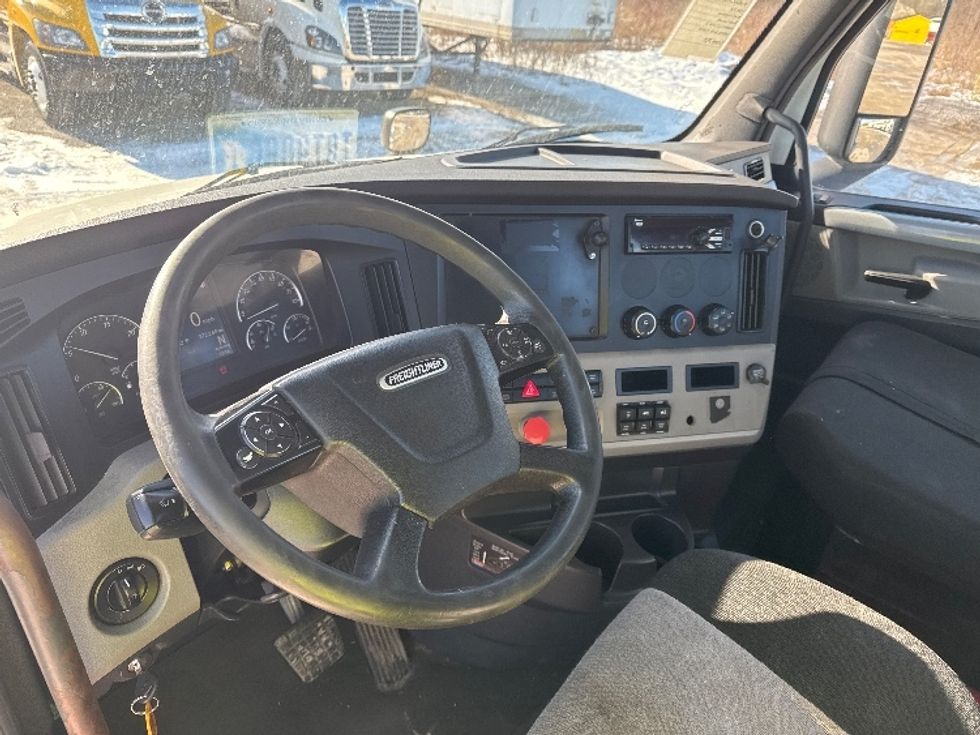 Day Cab Tractor-Heavy Duty Tractors-Freightliner-2018-T12664ST-Saginaw-MI-272,260\n\t\tmiles-$ 52,000 - Image 10