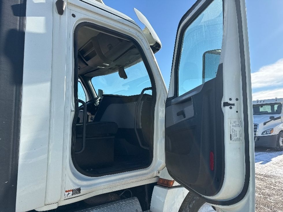 Day Cab Tractor-Heavy Duty Tractors-Freightliner-2018-T12664ST-Saginaw-MI-272,260\n\t\tmiles-$ 52,000 - Image 12