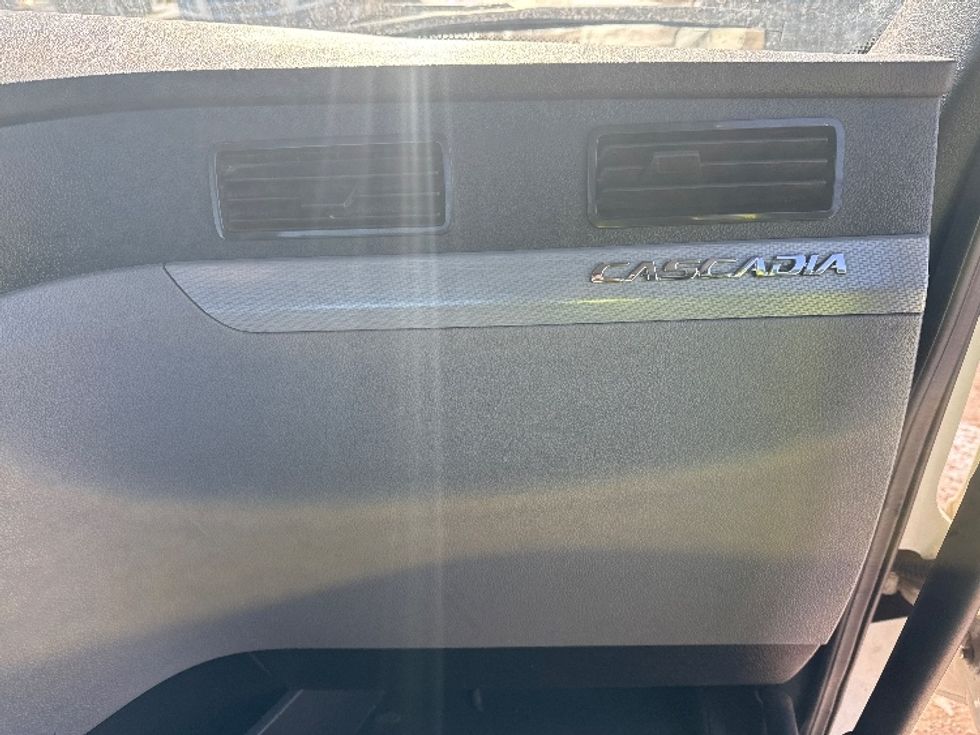 Day Cab Tractor-Heavy Duty Tractors-Freightliner-2018-T12664ST-Saginaw-MI-272,260\n\t\tmiles-$ 52,000 - Image 13