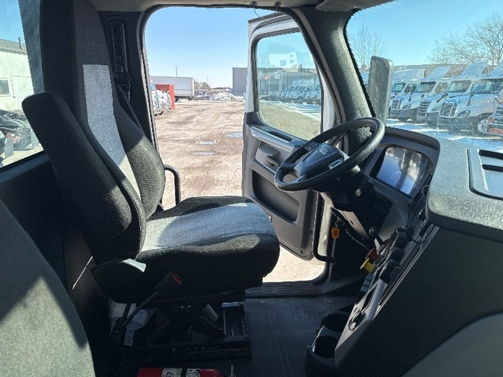 Day Cab Tractor-Heavy Duty Tractors-Freightliner-2018-T12664ST-Saginaw-MI-272,260\n\t\tmiles-$ 52,000 - Image 14