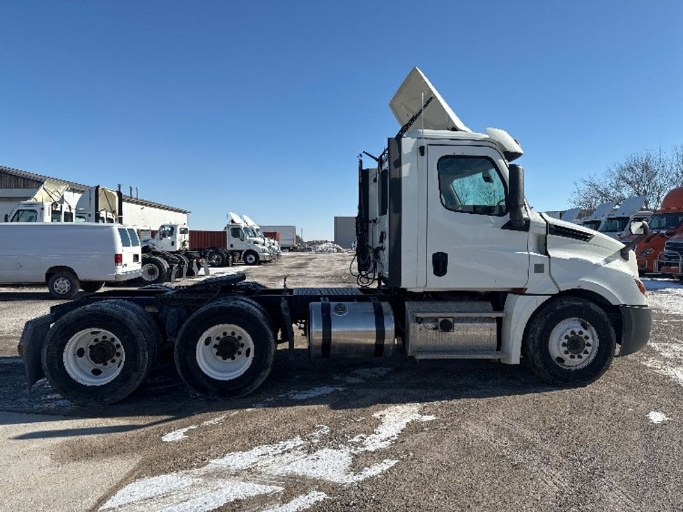 Day Cab Tractor-Heavy Duty Tractors-Freightliner-2018-T12664ST-Saginaw-MI-272,260\n\t\tmiles-$ 52,000 - Image 8