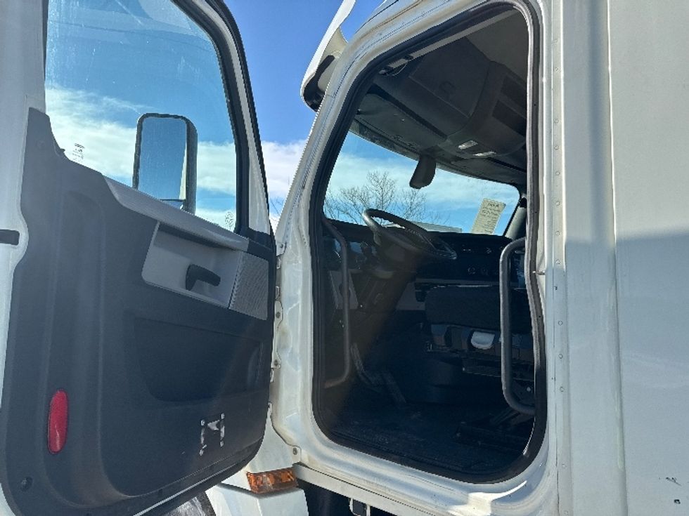 Day Cab Tractor-Heavy Duty Tractors-Freightliner-2018-T12664ST-Saginaw-MI-272,260\n\t\tmiles-$ 52,000 - Image 9